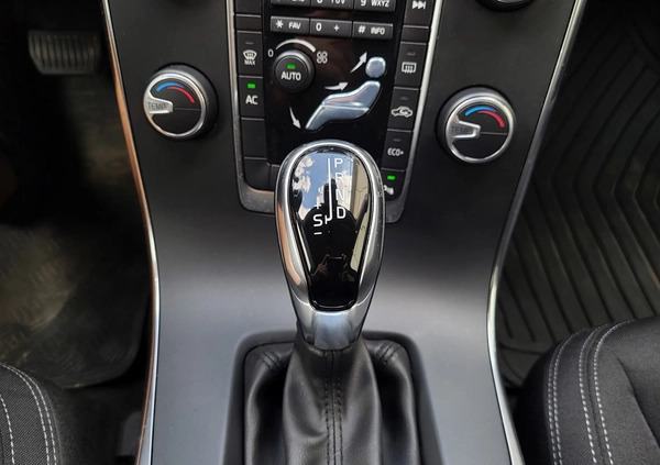 Volvo V60 cena 49400 przebieg: 226000, rok produkcji 2016 z Stąporków małe 301